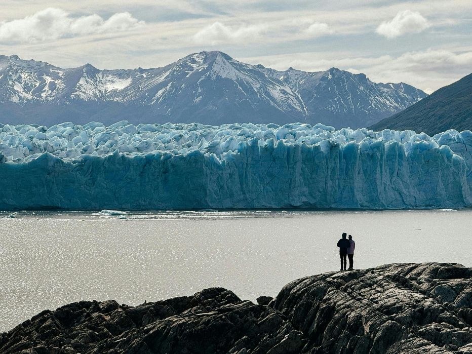 Patagonia glacier lake couple scenic viewpoint