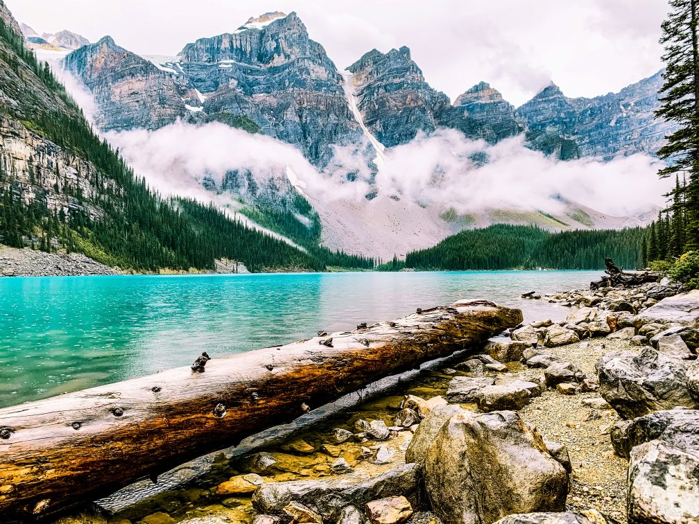 Banff turqouise water mountains