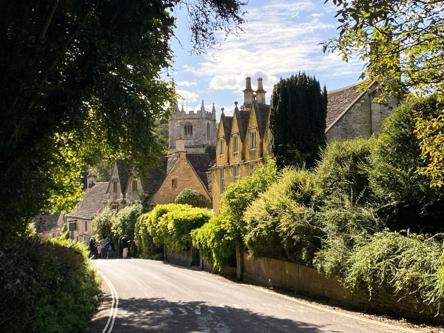 crowded cotswolds village tourists