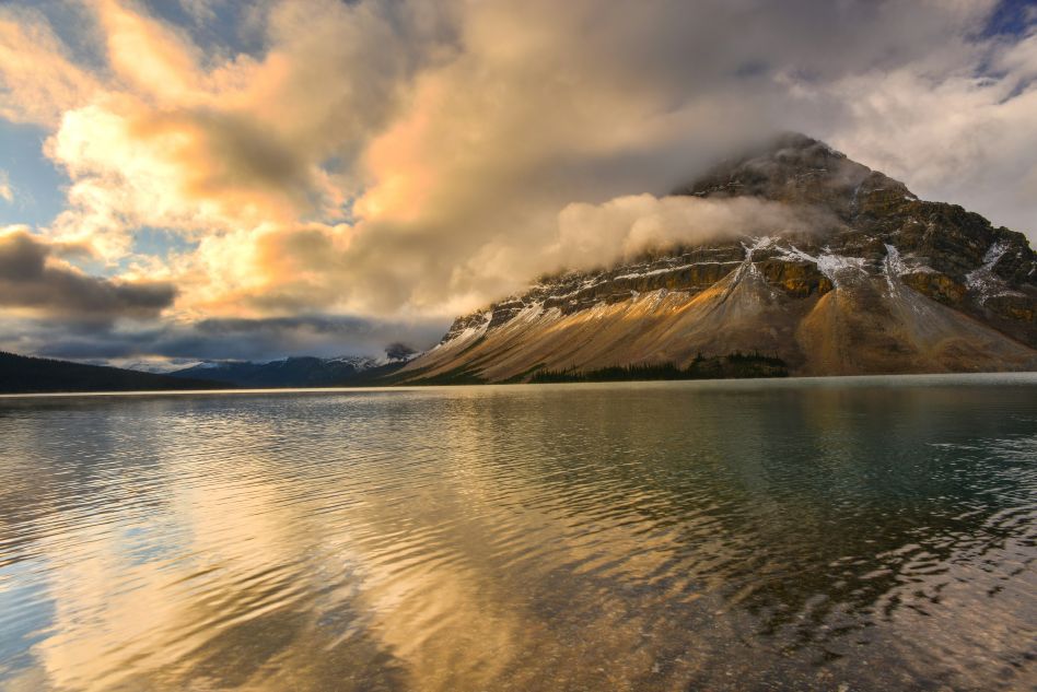Fall scenic drive in Banff with mountain views