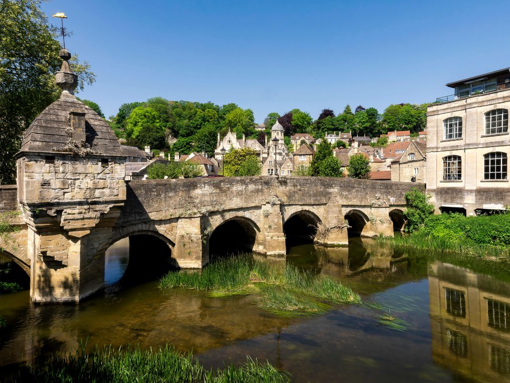 cotswolds village stone bridge romantic