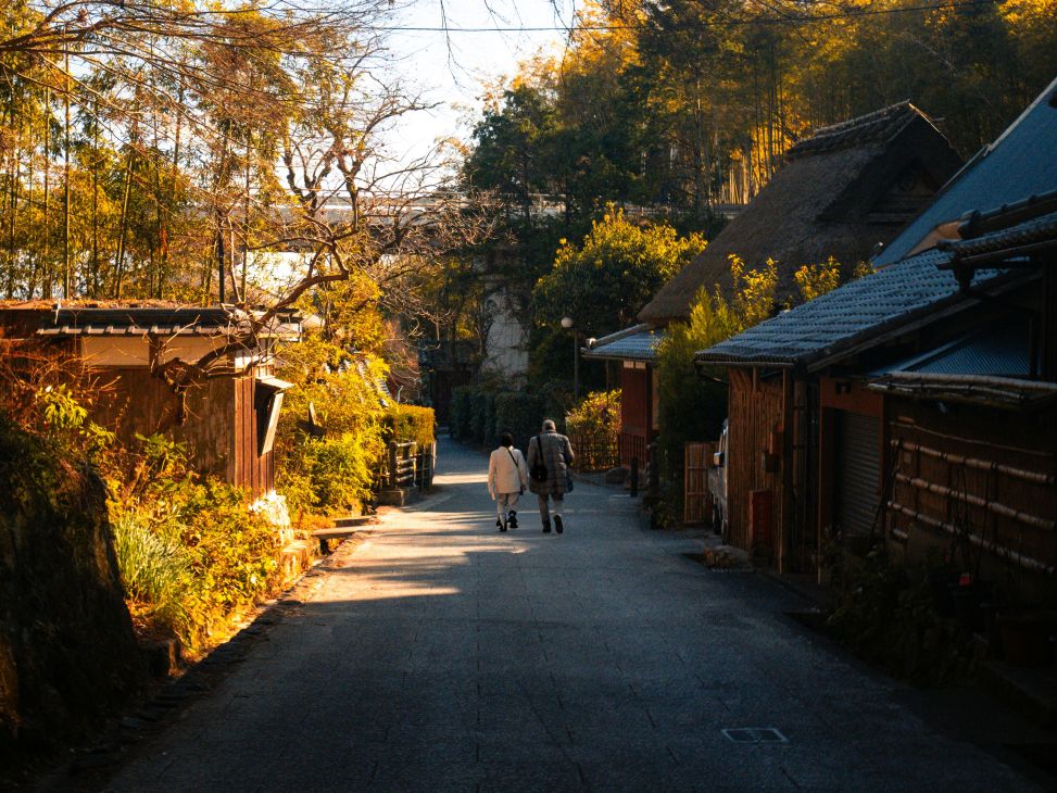 Couple walking through Kyoto Higashiyama temple lanes