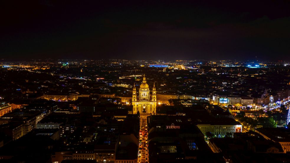 Couples Make in Budapest