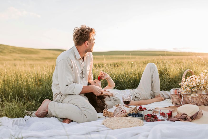 cotswolds couple picnic countryside