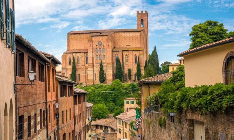 Summer in Tuscany: Long Days With Real Heat and Crowds